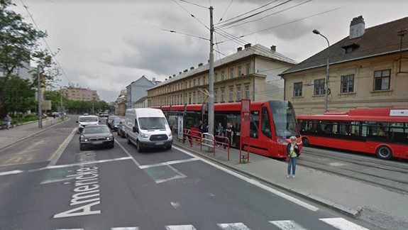 Na Americkom námestí zrazila električka chodca - ostatné linky museli v oboch smeroch odkloniť