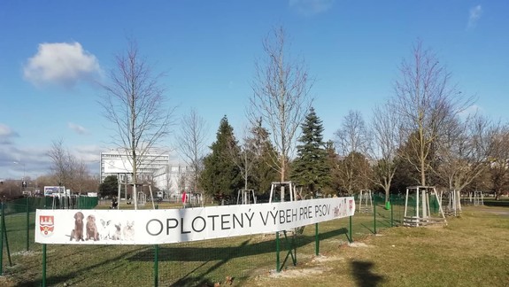FOTO Časť parku pred Paneurópskou vysokou školou sa zmenila na miesto pre psíčkarov