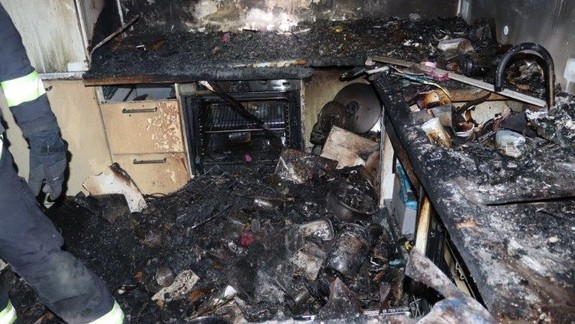 Úplná spúšť: Nočný požiar bytu spôsobilo pripálené jedlo na sporáku, varili ho deti