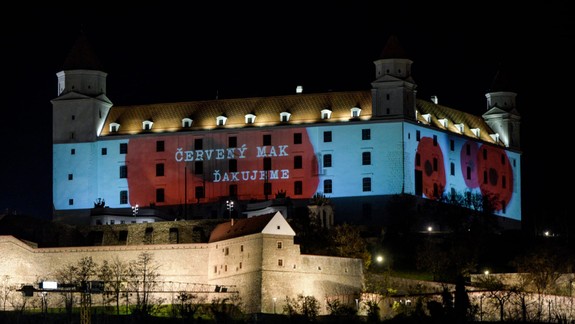 Hrad aj Prezidentský palác si svojím nasvietením pripomínajú vojnových veteránov