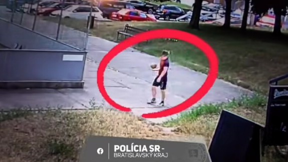 VIDEO: Mladý muž pri ihrisku dobil a ťažko zranil seniora, polícia pátra po jeho identite