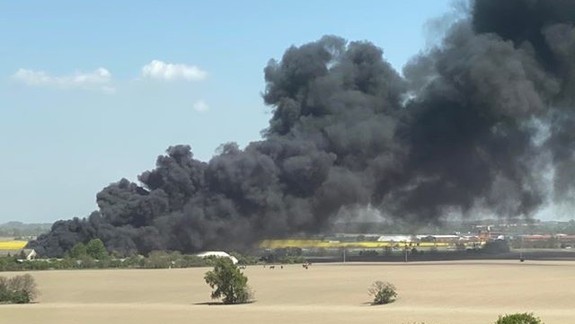 VIDEO: Vo Vrakuni vypukol požiar stajní, na cestu vybehli splašené kone