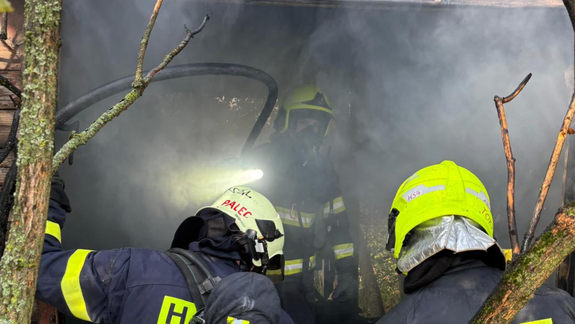 V bratislavskej Devínskej Novej Vsi horel drevený vagón