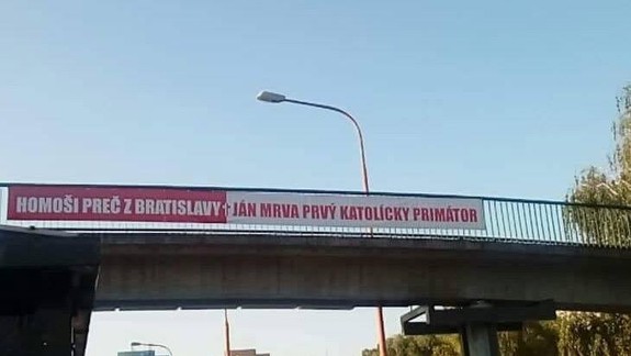 Homoši preč z Bratislavy? Mesto zaplavili škandalózne transparenty. Kto je za nimi?