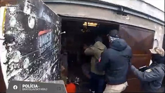 Policajná akcia: Zadržali dílerov, ktorí roky predávali drogy v Novom Meste