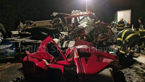 Veľká nehoda na D2, vodič odťahovej služby narazil do kamióna