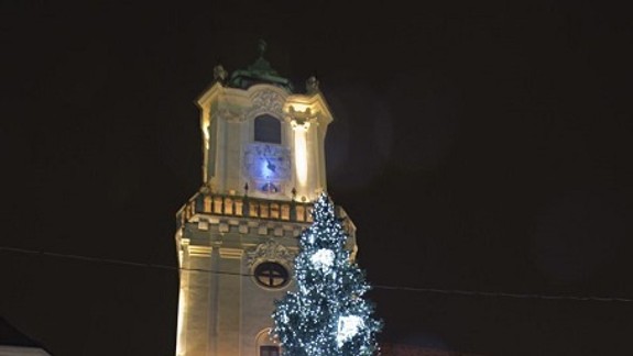 Už od pondelka bude na Hlavnom námestí vianočný stromček 