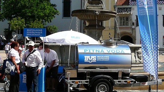 Na Hlavnom námestí je oddnes opäť cisterna s pitnou vodou