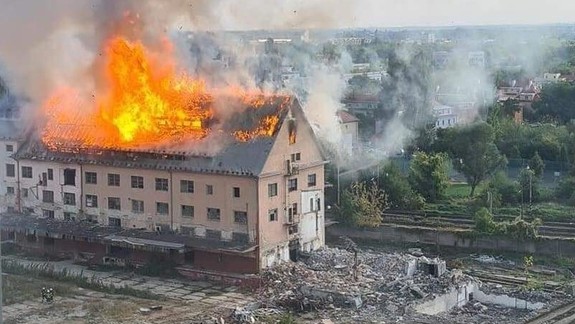 Neotvárajte okná, na Račianskej hasiči bojujú s rozsiahlym požiarom známej budovy
