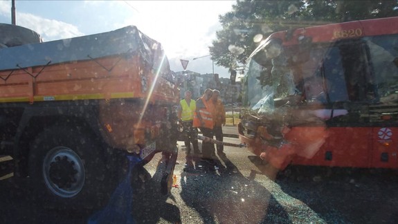 FOTO: Nezvyčajná nehoda trolejbusu pri ZOO úplne paralyzovala dopravu