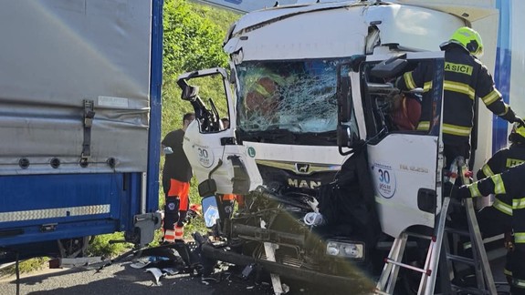 Pred Tunelom Sitina sa zrazili dva kamióny