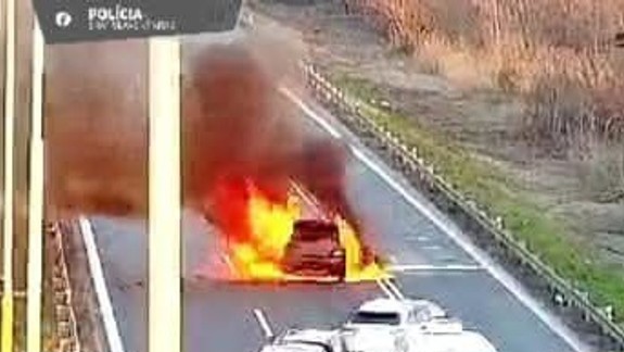 Na D1 za Prístavným mostom začalo horieť osobné auto
