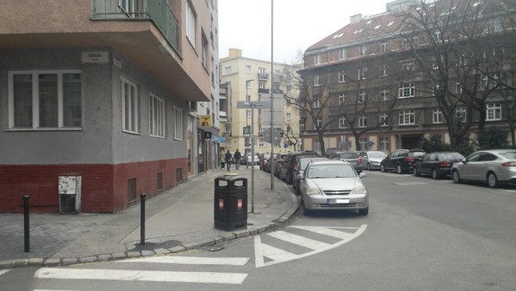 Zmeny parkovania v Starom Meste: Spoplatnené bude až do 18.00 h, cena oboch parkovacích kariet sa zjednotí