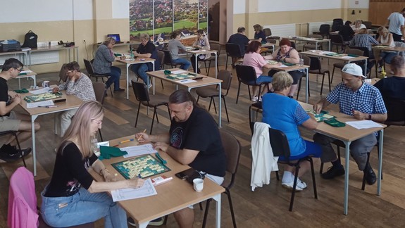 Viete, čo znamenajú slová exkino či gní? Petržalčan Peter Barák nám ukázal úžasný svet scrabble