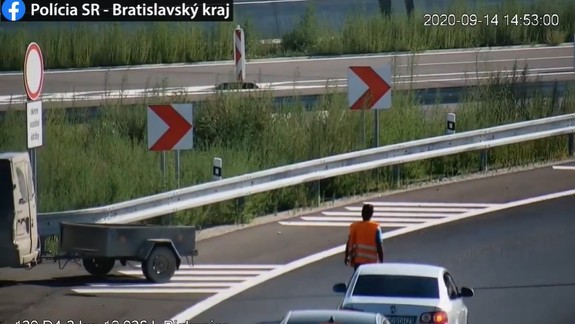 VIDEO: Toto ste na diaľnici asi ešte nevideli - aj policajti mysleli, že sa im to len zdá...