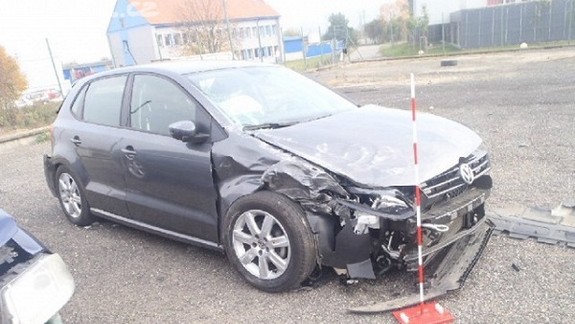 Auto pri nehode vrazilo do reklamného pútača aj skrine s plynovými nádobami	