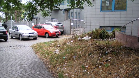 Okolie zastávky MHD je plné špiny a odpadkov