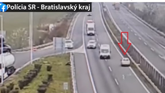 VIDEO: Nebezpečný hazard na diaľnici - 78-ročná vodička otočila svoje auto do protismeru!