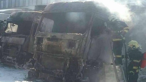 Požiar: V Devínskej Novej Vsi horeli kamióny