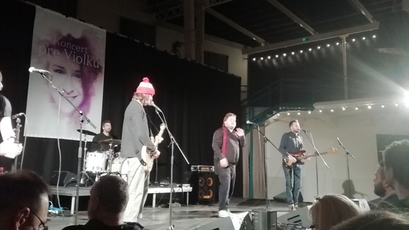 VIDEO: Zbohom, Violka, znelo Starou tržnicou na spomienkovom koncerte pre Violu Macákovú