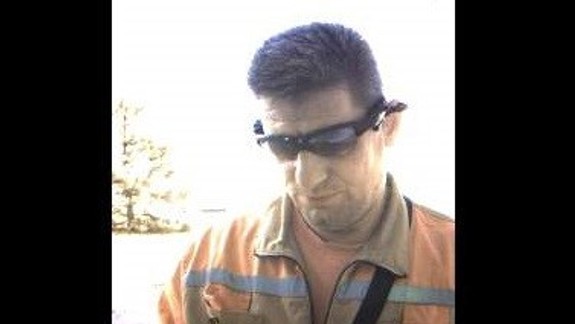 Neznámy páchateľ vyberal pol roka peniaze z cudzieho účtu - nepoznáte náhodou muža na fotografii?