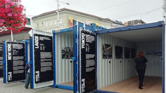 FOTO: Na Vajanského nábreží už sprístupnili kontajnerovú výstavu Holanďana Kadira van Lohuizena