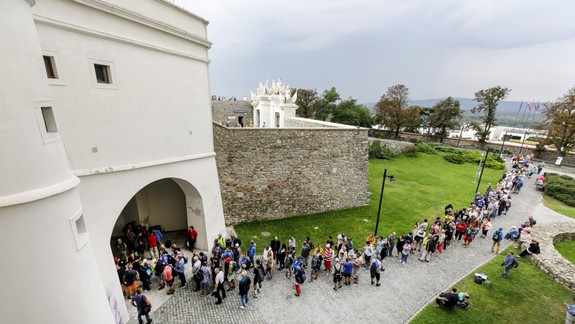 FOTO: Pozrite sa, aký obrovský rad vznikol pri predaji nulovej eurobankovky na Bratislavskom hrade