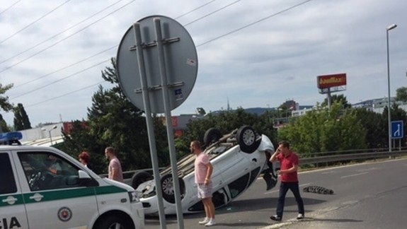 Nehoda pod Prístavným mostom - auto skončilo na streche!