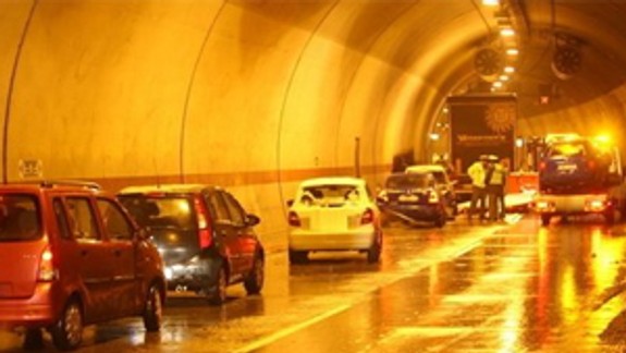 VIDEO: Vytrvalý dážď komplikuje dopravu - pre nehodu museli uzavrieť tunel Sitina