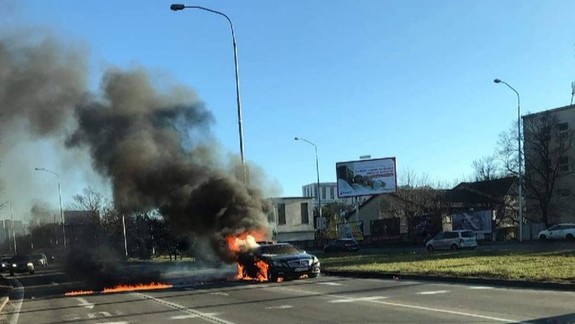 Na Brnianskej začalo horieť osobné auto