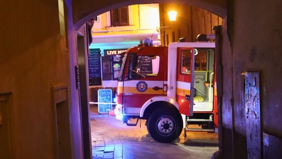 Nočný požiar v úzkej uličke: V historickom centre mesta horel byt