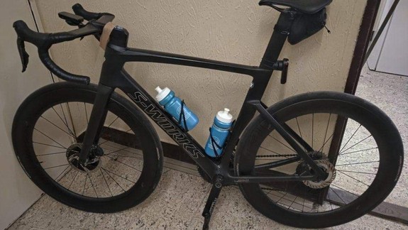 Ďaleko neušiel: Zlodej ukradol pred kaviarňou bicykel za 10-tisíc eur, ten mal však v sebe lokalizačné zariadenie