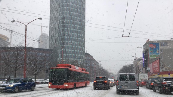 Dopravné peklo: Doprava v Bratislave  je paralyzovaná, tvoria sa rozsiahle kolóny