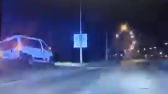 AUTENTICKÉ VIDEO Ako v akčnom filme: Policajti prenasledovali auto s migrantmi, prestrelili mu pneumatiku