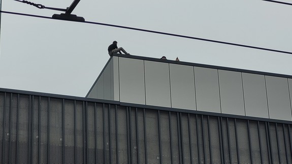 Dráma na Nivách: Na strechu sa posadil muž, na miesto dorazili policajti i záchranári
