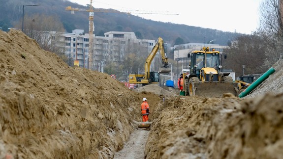 Rozširovanie pruhov na Harmincovej ulici stojí, celá stavba vraj meškať nebude