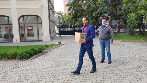 VIDEO: Novomestský starosta Rudolf Kusý si odnášal veci z miestneho úradu, ale vo funkcii zostáva...