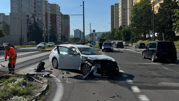 Nehoda: V Dúbravke sa zrazilo osobné auto s električkou