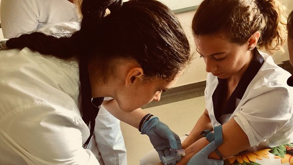 Budúci zdravotníci sa učia starať o pacienta vo vynovenej vzorovej izbe