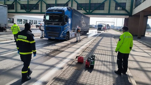 Na hraničnom priechode Čunovo - Rajka sa vytvorila  dvojhodinová kolóna