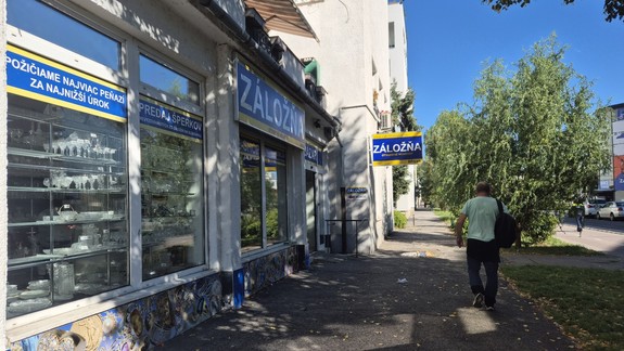 Provokácia? V problémovej lokalite 500 bytov sa objavili falošné nálepky mestskej polície