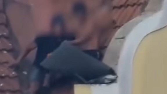 VIDEO Na Hlbokej ceste zlodeji rozoberali strechu, zamerali sa na medené pláty