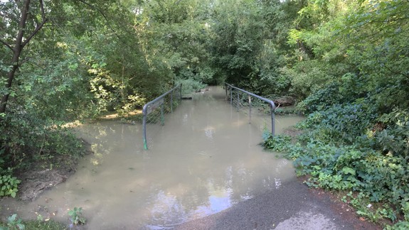 Pod vodou je chodník pri Karloveskom ramene i časť nábrežia v centre