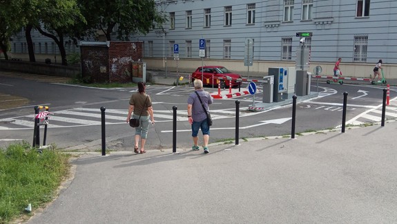Reťaze na chodníku, ktoré sa nepáčili cyklistom, niekto prestrihol