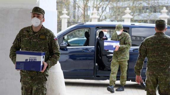 V Prezidentskom paláci odovzdali vyše 585.000 podpisov za referendum