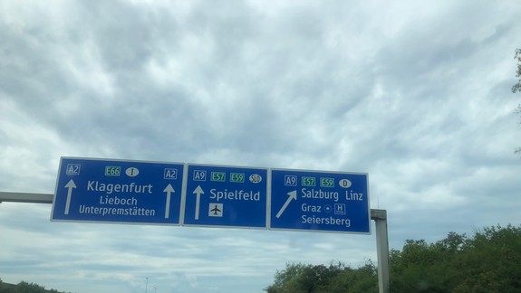 Dovolenkári uviazli na slovinsko-rakúskych hraniciach po novom nariadení Viedne