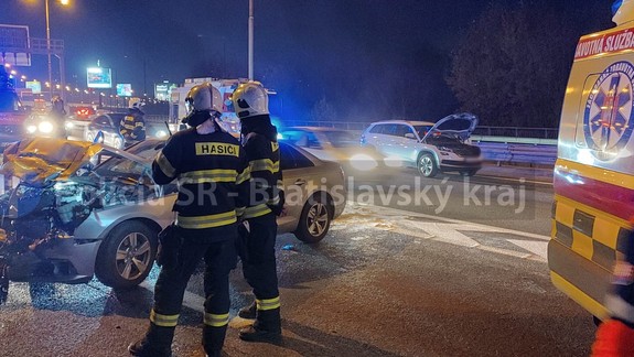 Dopravná nehoda na Prístavnom moste. Pozor na kolóny na Dolnozemskej a Einsteinovej