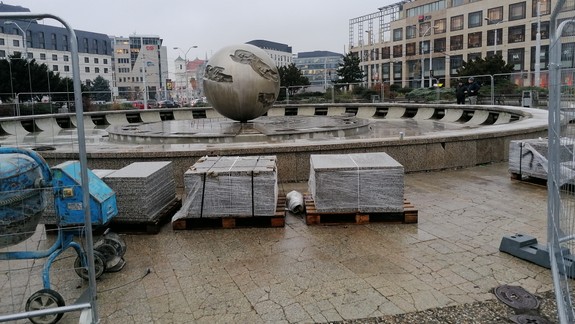 Ako sa zmení za takmer za 340-tisíc eur? Fontánu na Hodžovom námestí rekonštruujú