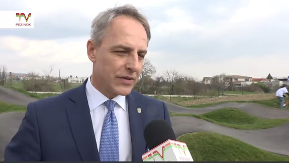 Primátor Pezinka Mács nepodpísal uznesenie zastupiteľstva k Suvorovovej ulici