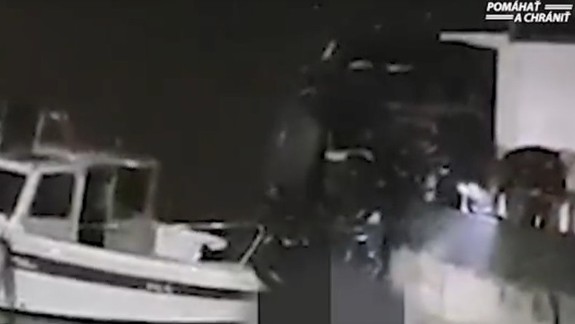 VIDEO: Autentické zábery ako policajti vyťahovali z vody 42-ročnú ženu, ktorá cez víkend skončila v Dunaji